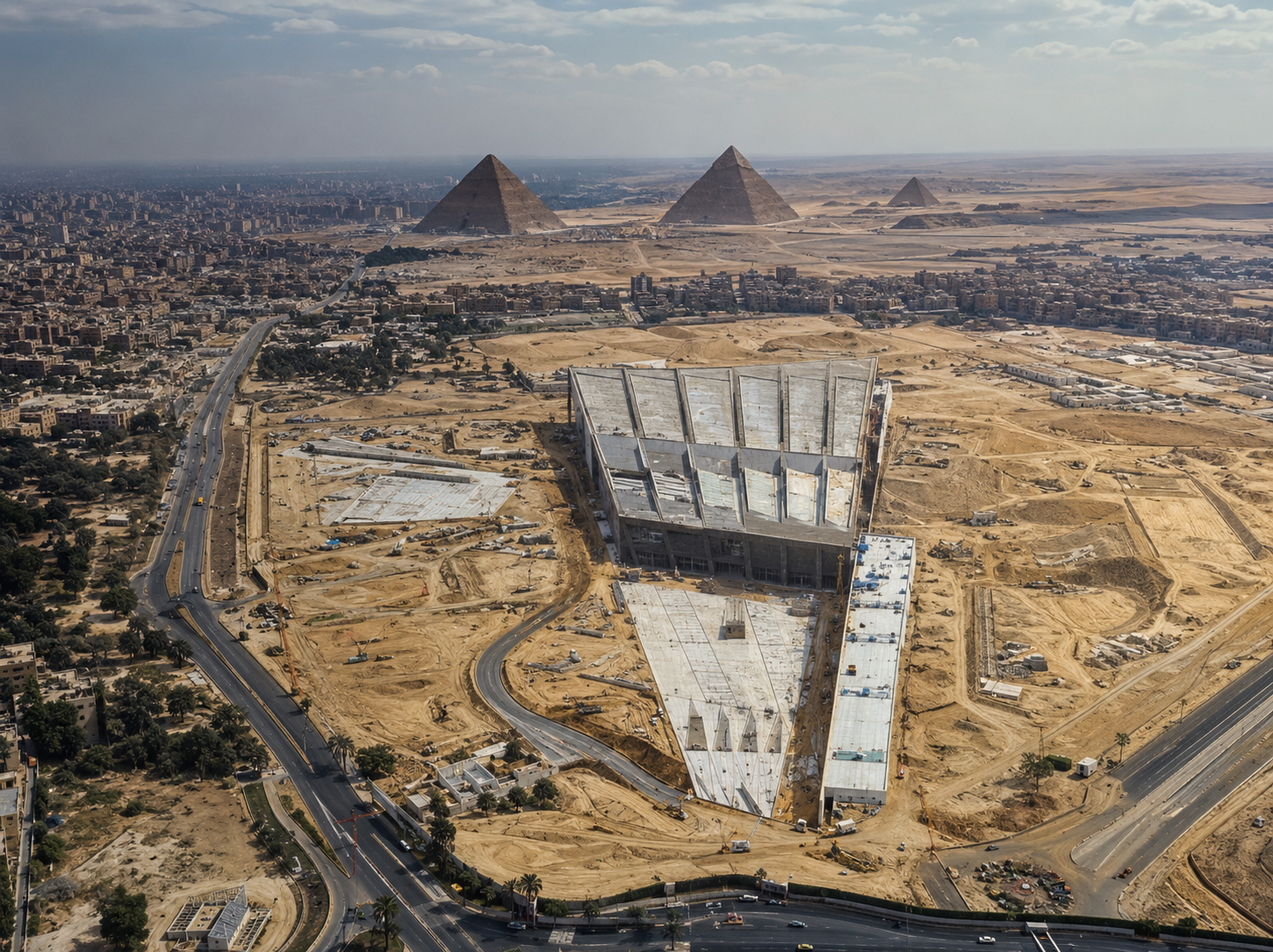 المتحف من الجو مع الأهرامات